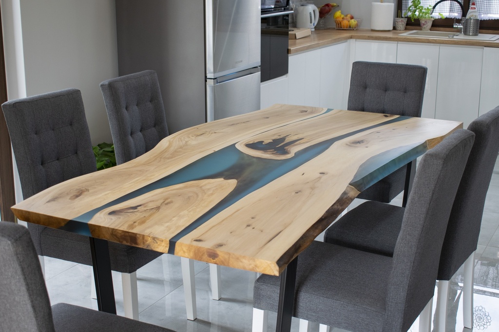 Table à manger en bois et résine translucide et pieds design