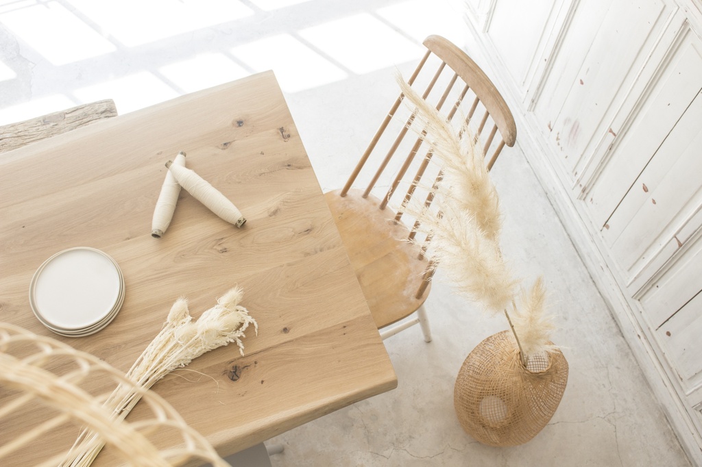 Table Cléopâtre en chêne bord droit 5