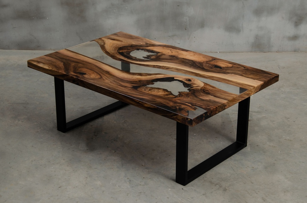 Table basse en noyer par le menuisier du faubourg
